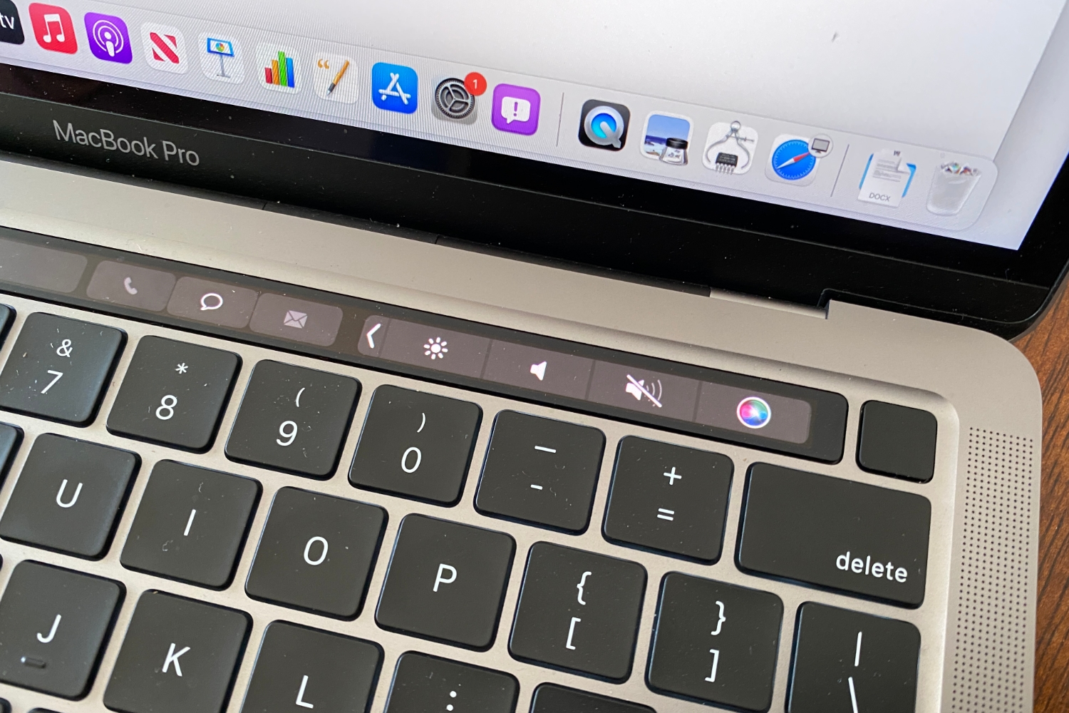 show desktop macbook pro touch bar