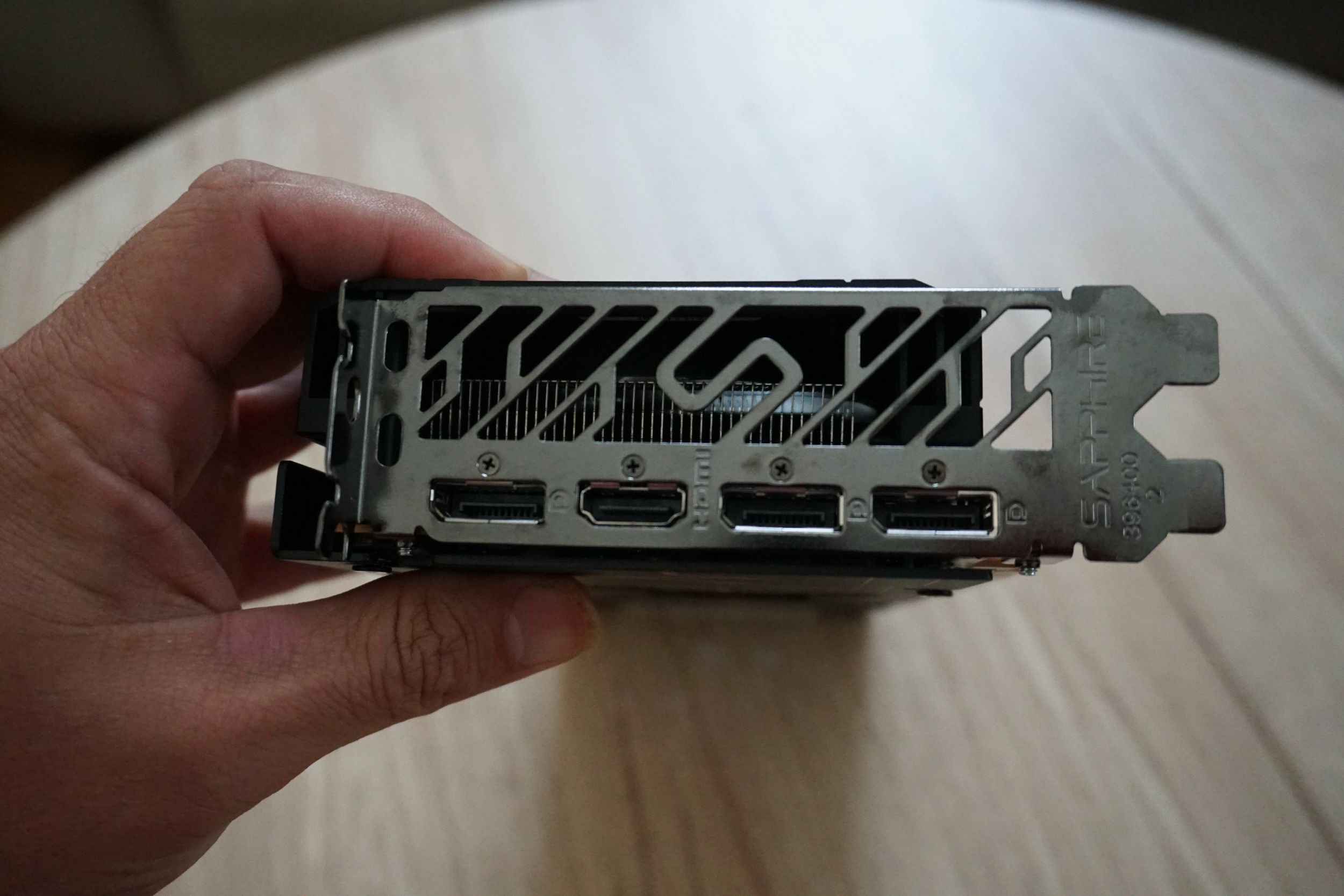 Sapphire Pulse Radeon RX 6600 XT-poorten