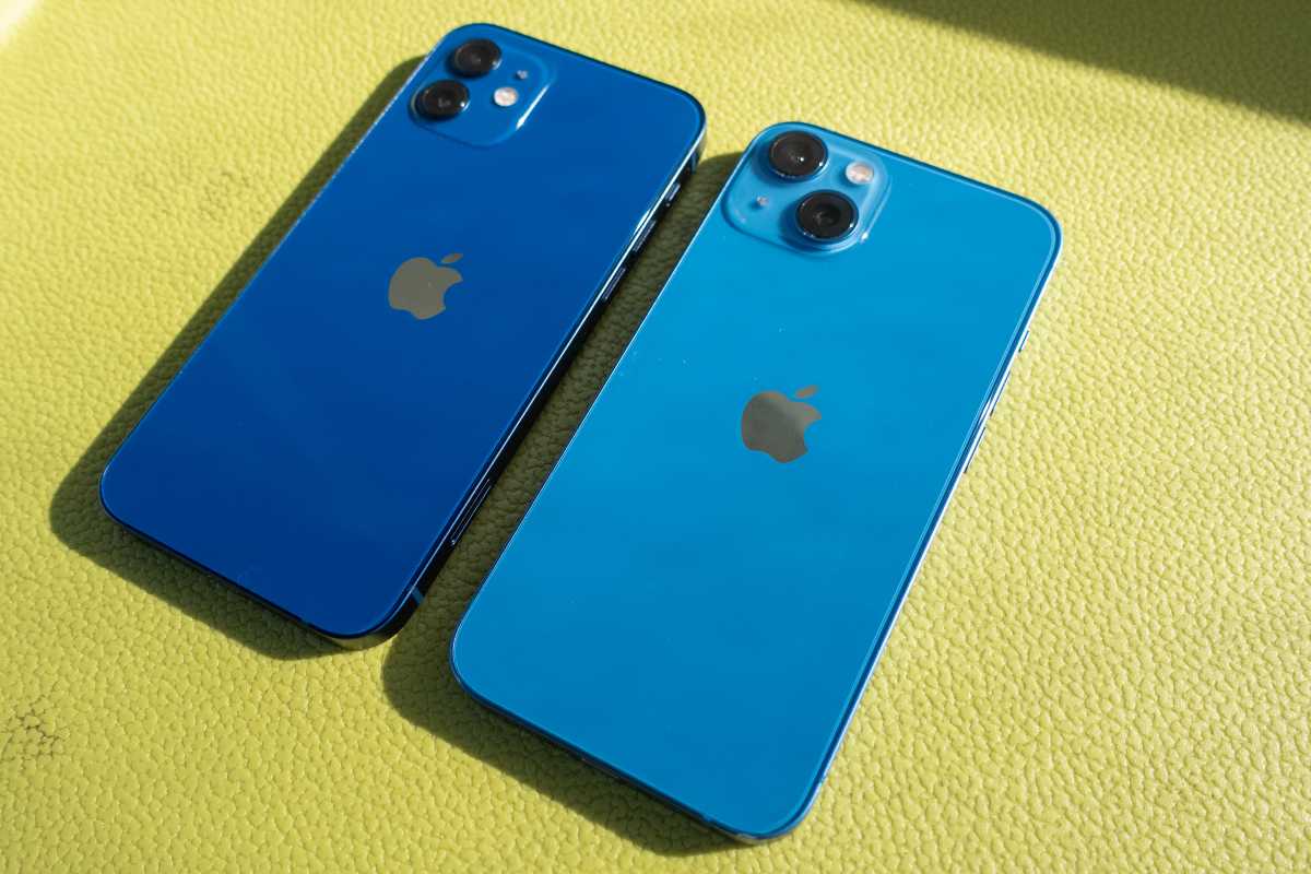 iPhone 13 contre iPhone 12 bleu