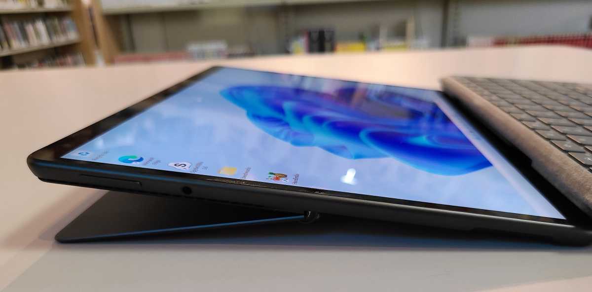 Microsoft Surface Pro 8 sol tarafı uzatılmış