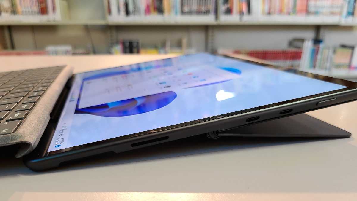 Microsoft Surface Pro 8 Sağ Taraf Giriş