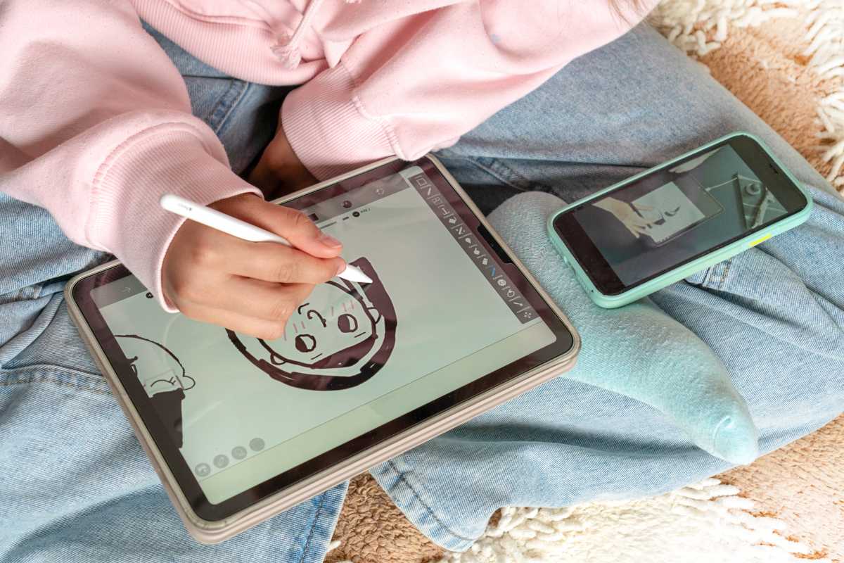 Niño dibujando con bolígrafo en iPad y iPhone