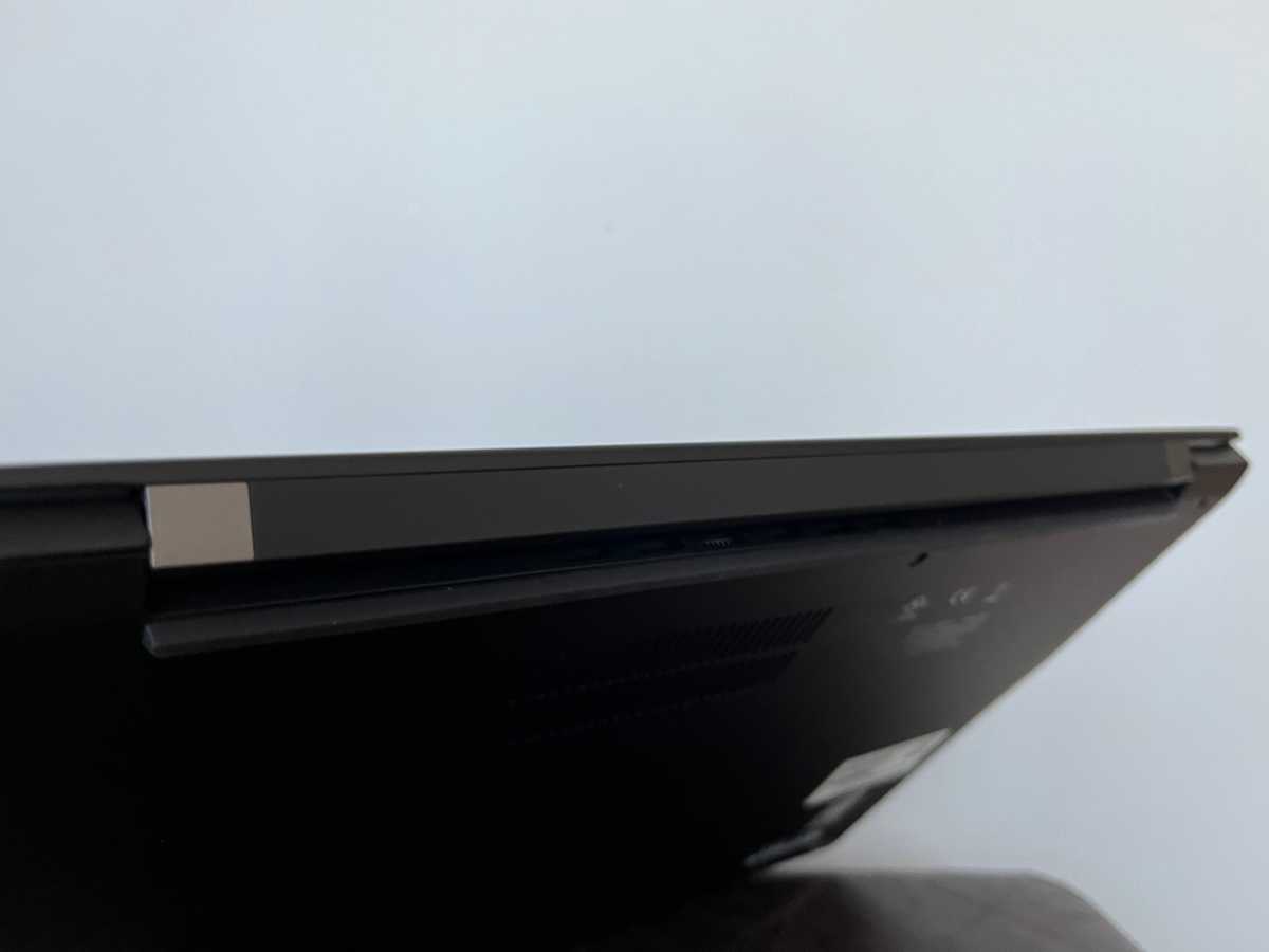 Lenovo-ThinkPad-X1-Carbon-Gen-9-hinge.jpg