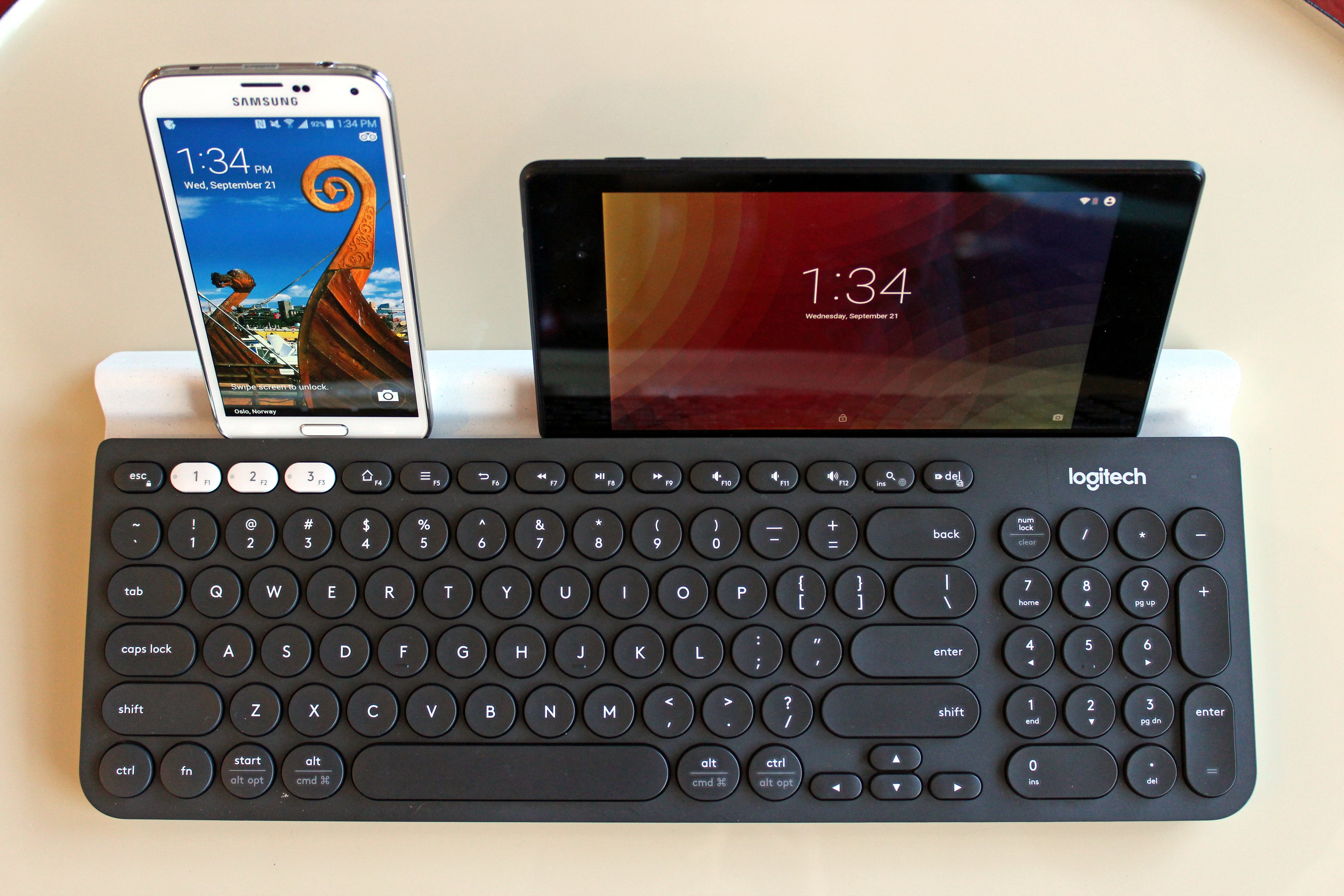 K780 Multi-Device Wireless Keyboard — лучший полноразмерный вариант для нескольких устройств