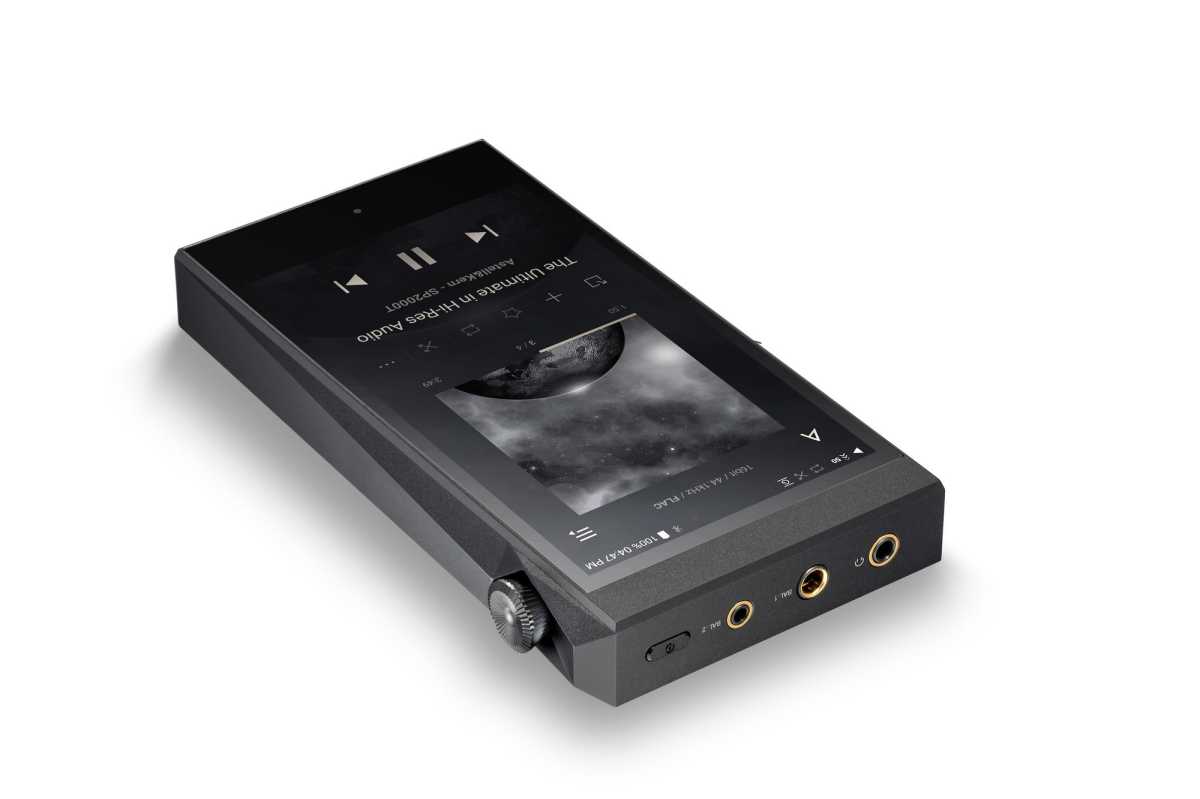 Astell&Kern A&Ultima SP2000T view of headphone jacks