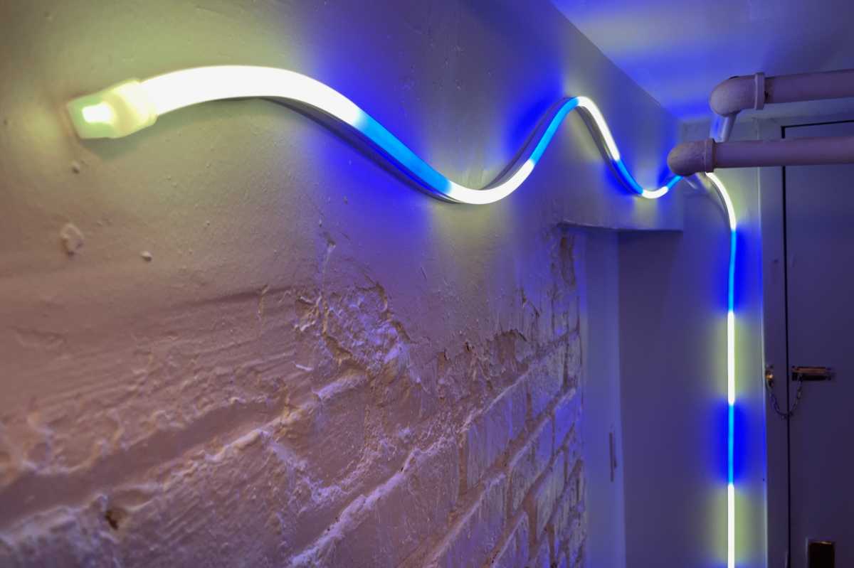 Govee RGBIC LED Neon Rope Lights geïnstalleerd op een muur.