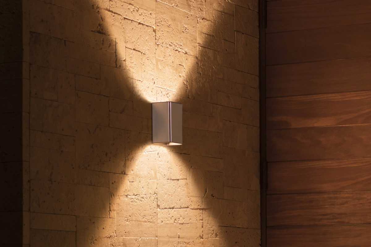 Philips Hue Resonate outdoor wall light