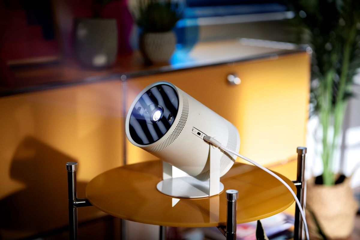 Samsung Freestyle on a wooden table