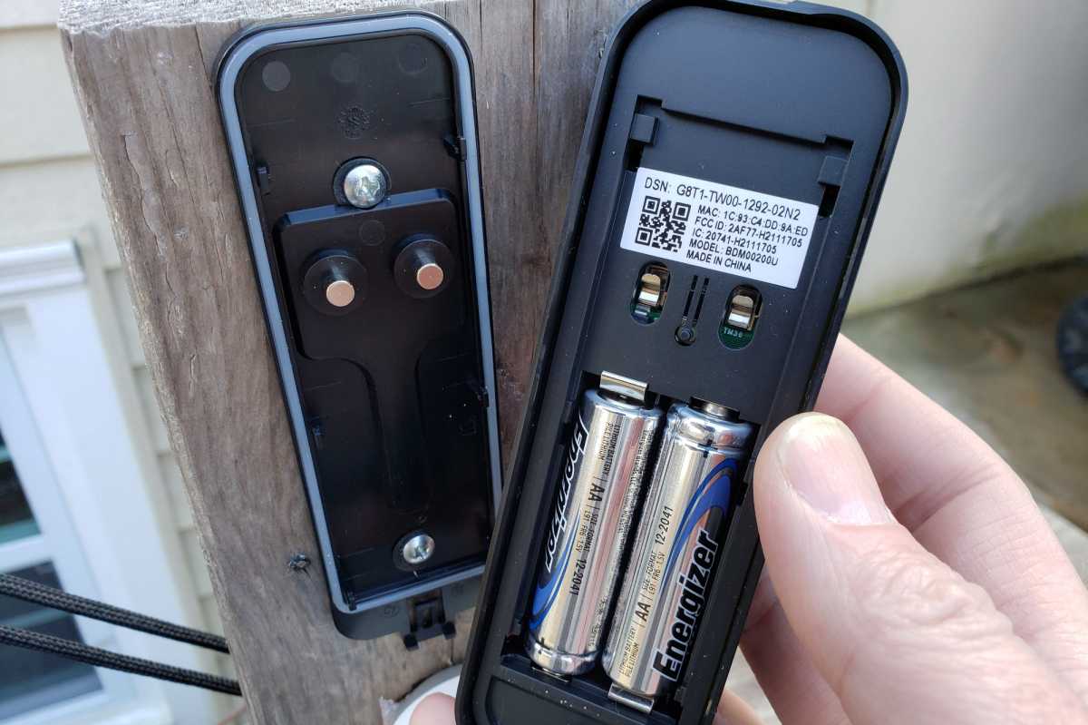 Blink Video Doorbell met blootgelegd batterijcompartiment