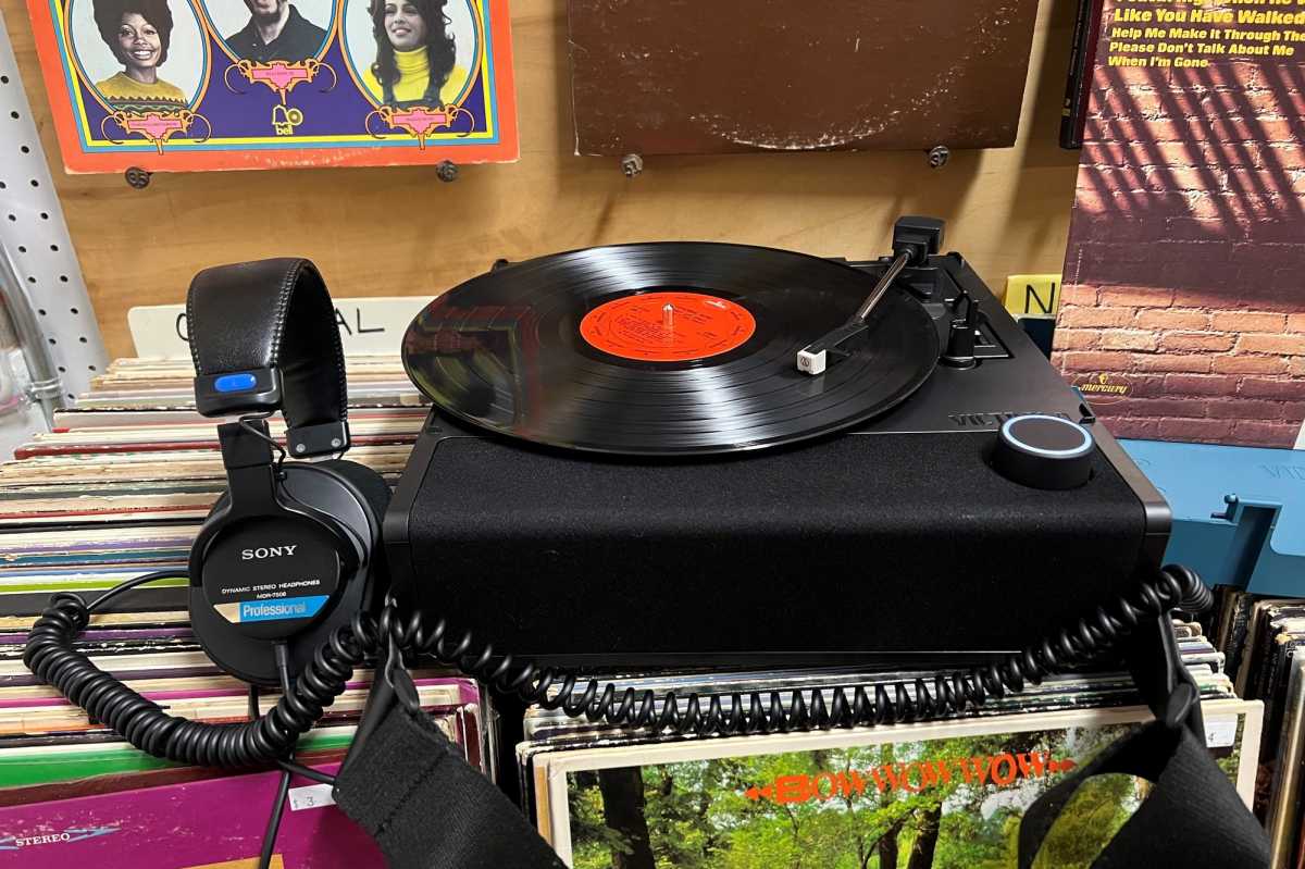Victrola Revolution Go with headphone