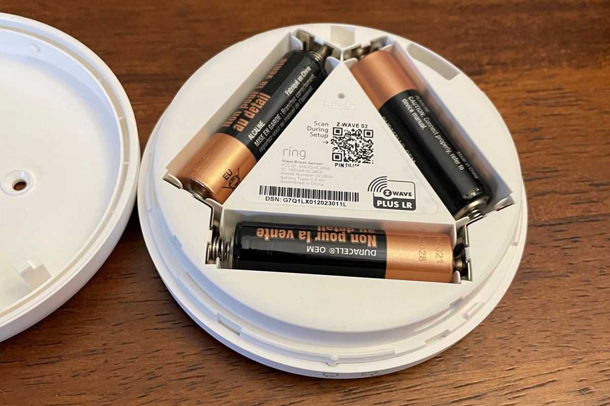 3 AA-batterijen in een Ring Glass Break Sensor