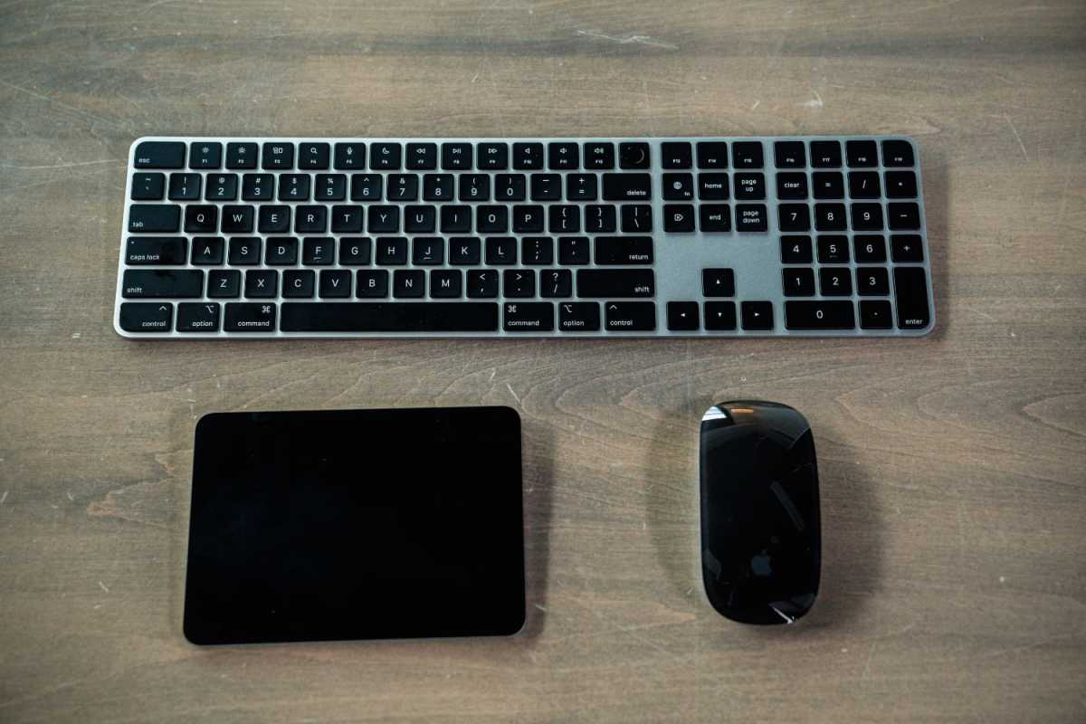 9TechEleven on X: Mac Studio vs Mac mini size difference. Front IO is  highly appreciated. Also the dual tone B&W Magic Keyboard and Magic  Mouse look really nice. What do you think? #