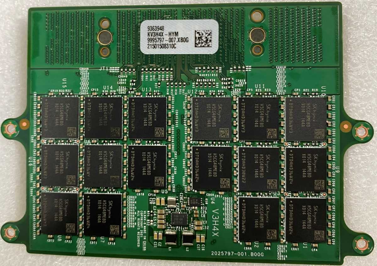  A Dell 32GB cDIMM using the new CAMM memory design.