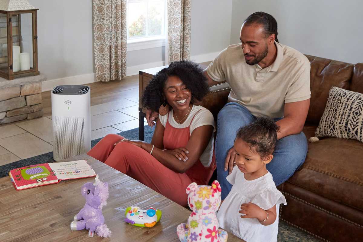 Famille posant avec le filtre à air Clorox Large Room