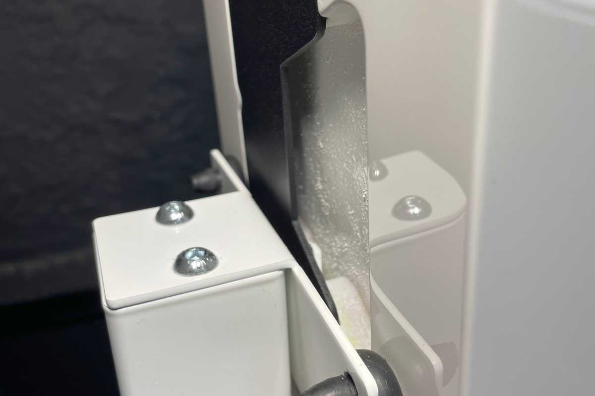 Mounting bracket on a Focal 300 Stand