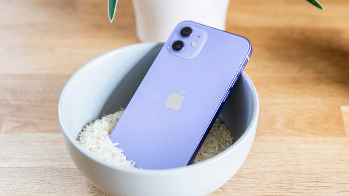iPhone в миске с сырым рисом