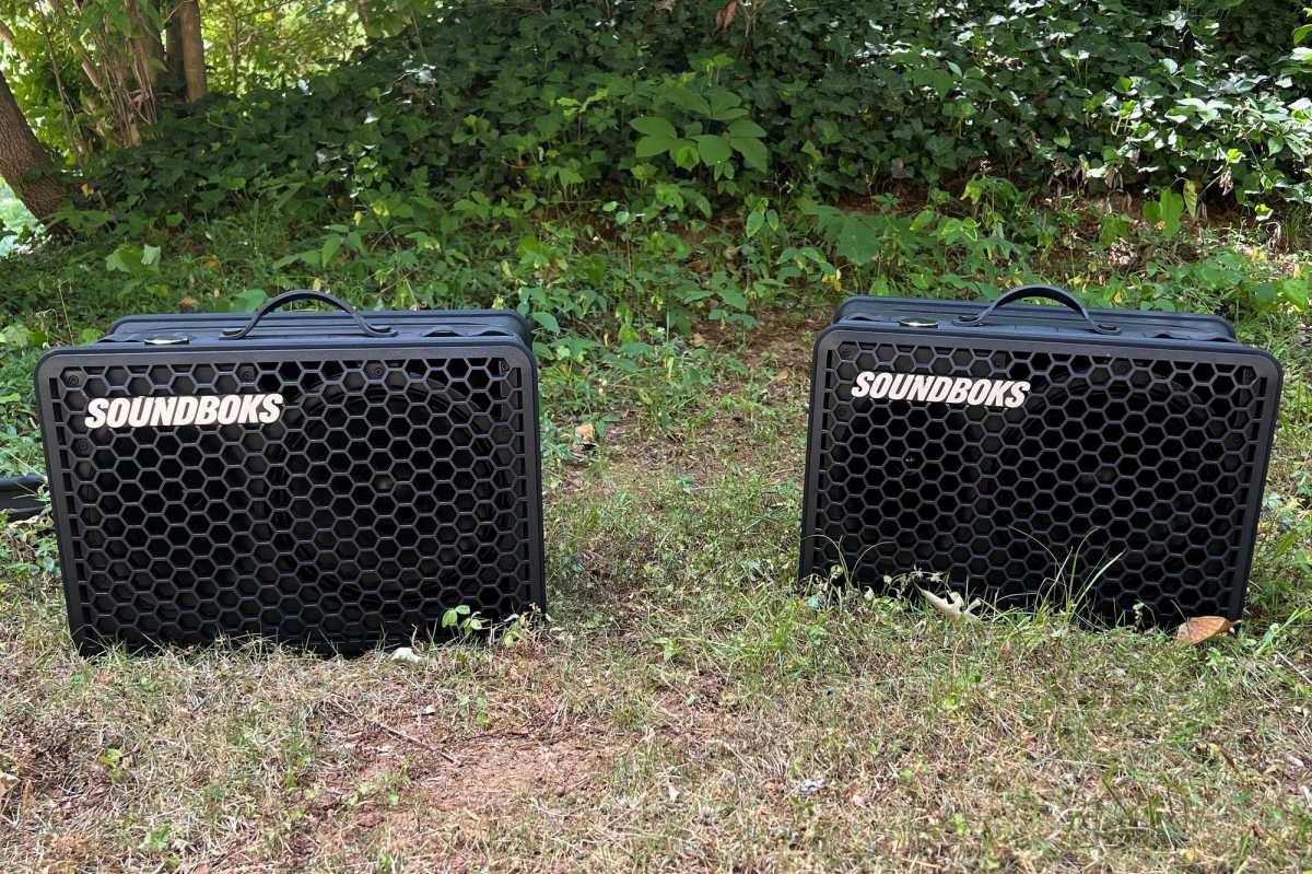 Een paar Soundboks-speakers die werken als een stereopaar