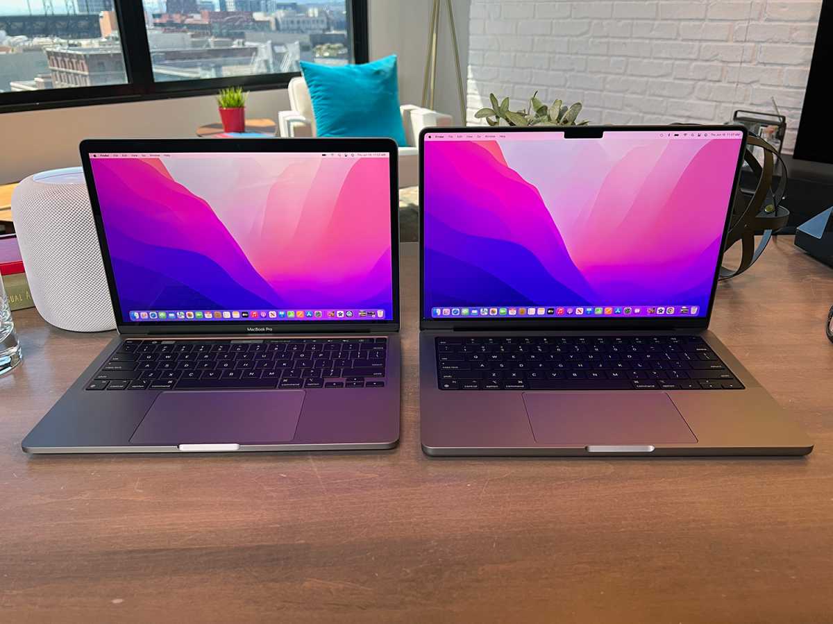 13-инчов M2 MacBook Pro (вляво) и 14-инчов M1 Pro MacBook Pro