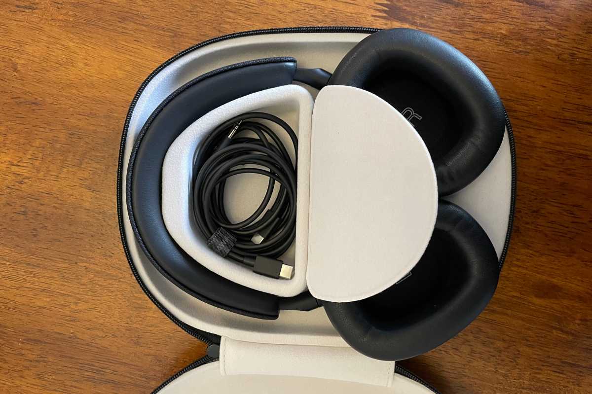 Rangement des câbles Bowers & Wilkins Px7 S2 à l'intérieur de l'étui de voyage