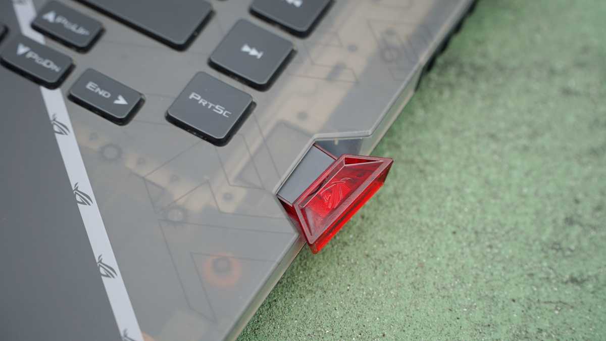 Asus Strix Scar 15 keystone tool in USB port