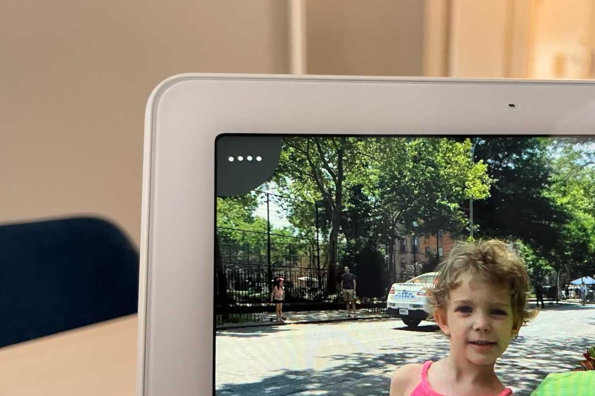 Google Nest Hub Max cuatro puntos en la esquina de la pantalla