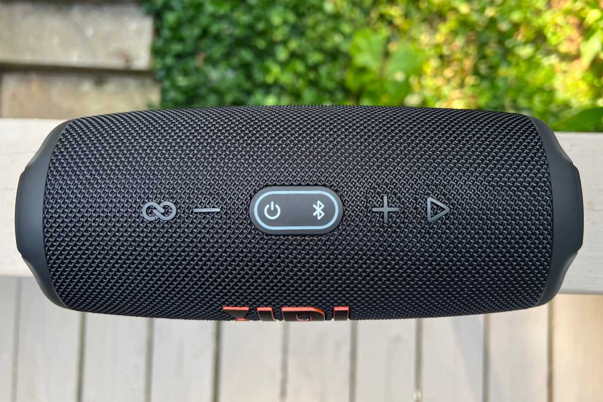 JBL Charge 5 controls