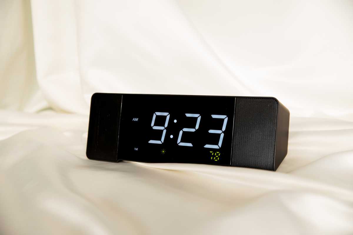 Sandman Clocks Doppler - Reloj inteligente y altavoz con 6 puertos de carga  y reloj de noche multifuncional Alexa con Alexa integrado, alarma, botones