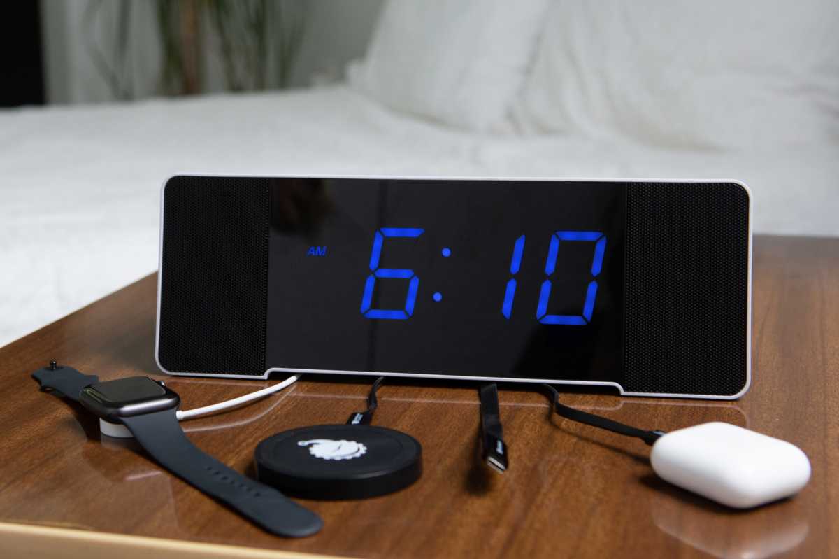 Sandman Clocks Doppler - Reloj inteligente y altavoz con 6 puertos de carga  y reloj de noche multifuncional Alexa con Alexa integrado, alarma, botones