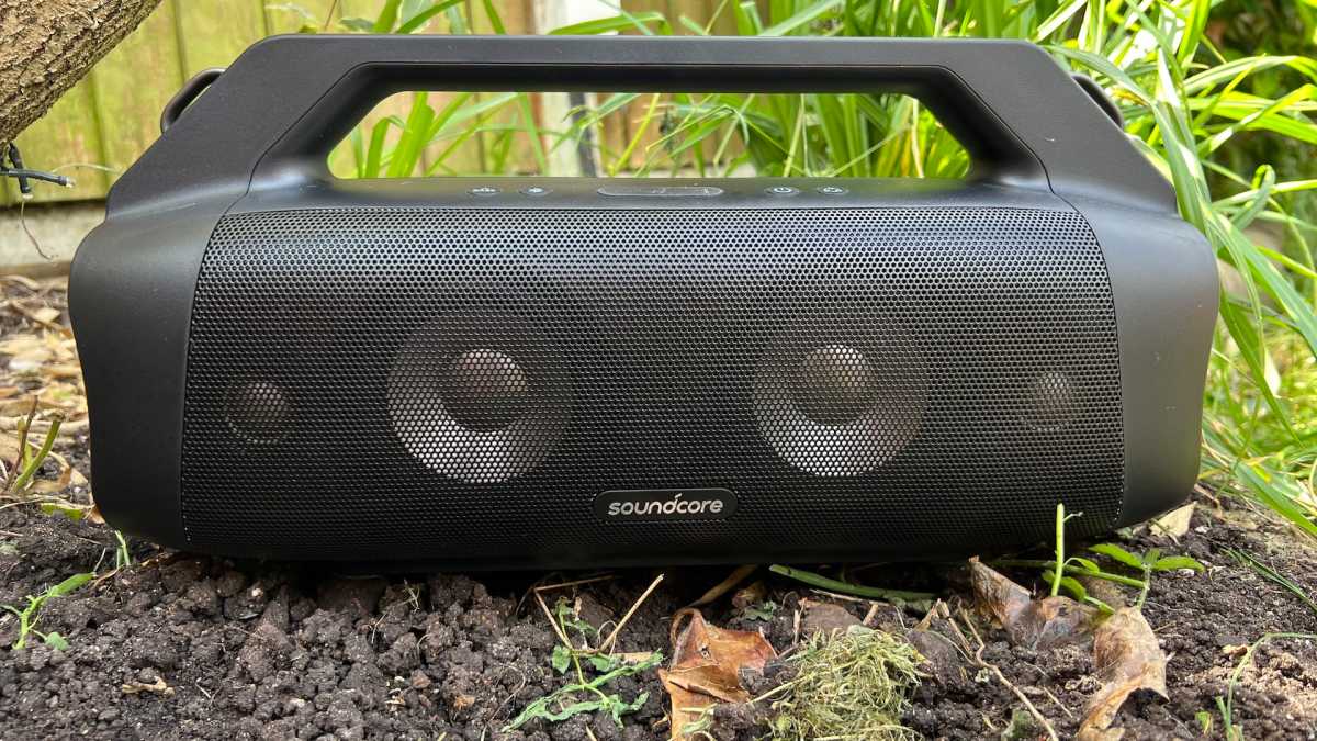 Soundcore Motion Boom Plus zittend in het gras