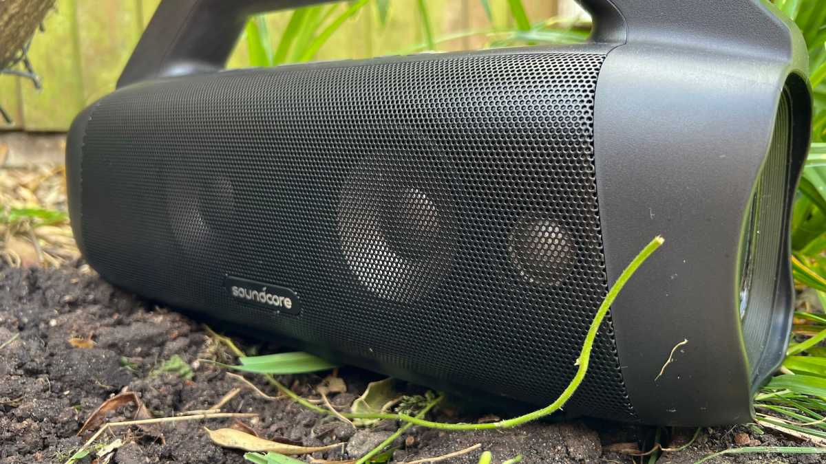 Soundcore Motion Boom Plus zittend in het gras