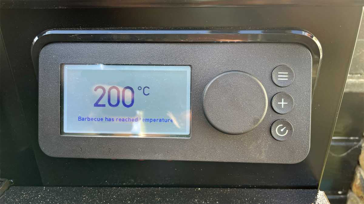 Weber SmokeFire EPX4 screen showing temperature