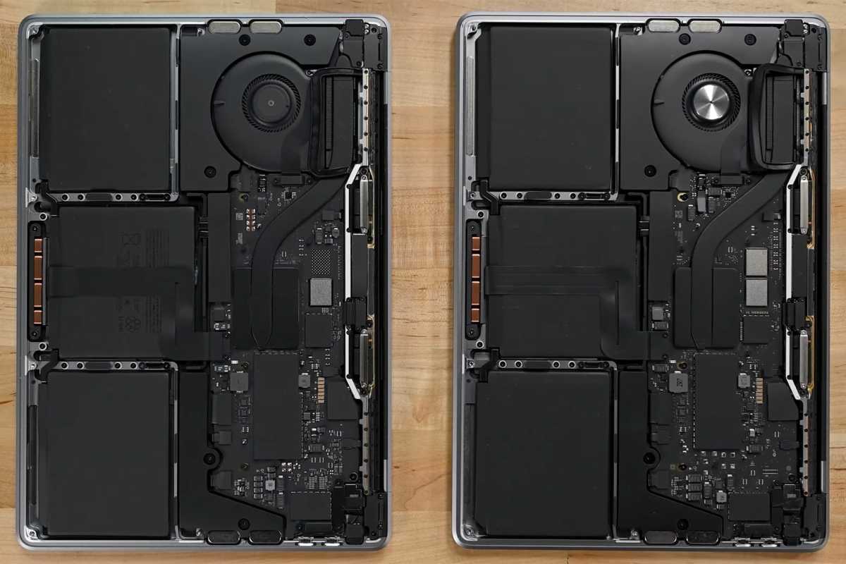 Macbook Pro 13 Zoll M1 und Macbook Pro 13 Zoll M2 nebeneinander mit geöffneter Rückseite auf einem Tisch.