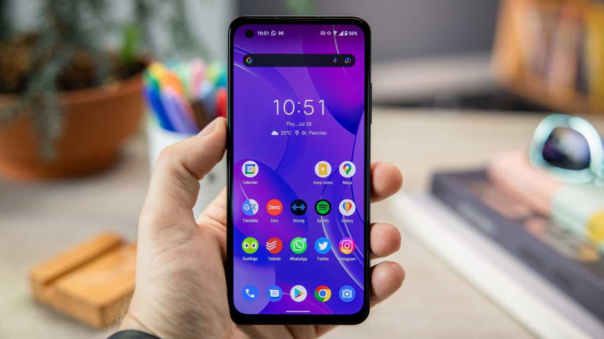 Asus Zenfone 9 in hand