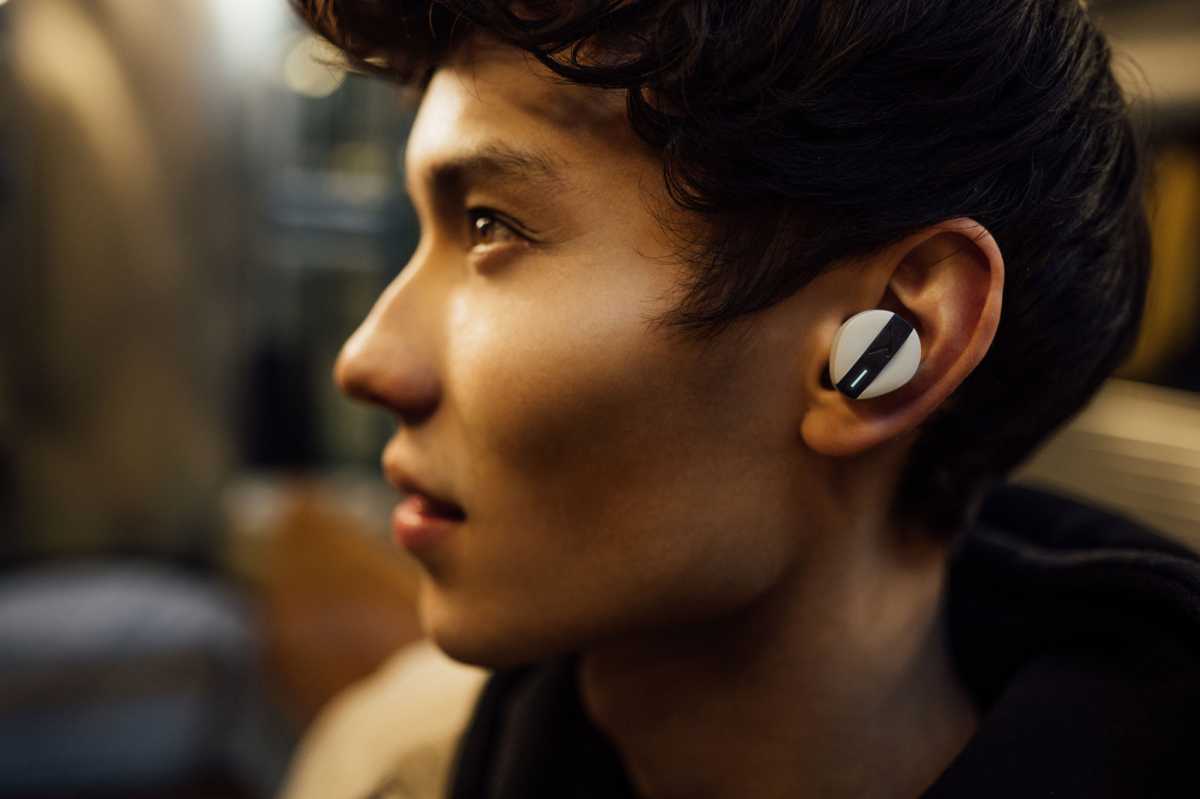 Model wearing Beyerdynamic Free Byrd headphone