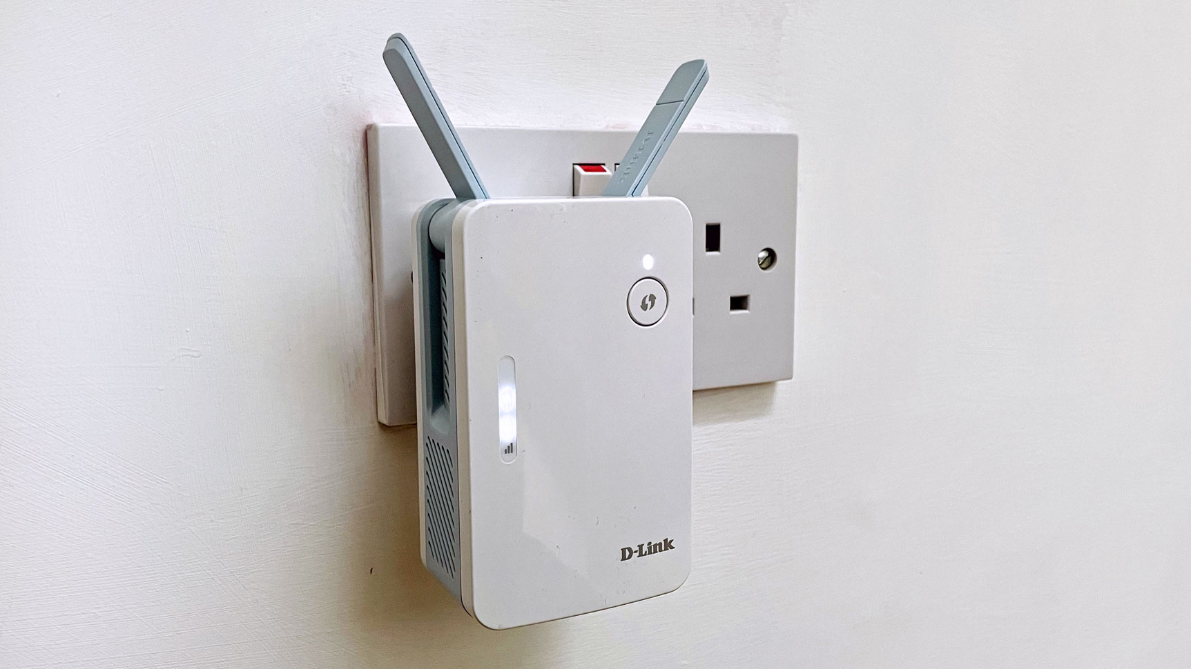 D-Link Eagle Pro AI E15 - Best Wi-Fi 6 Mesh Extender