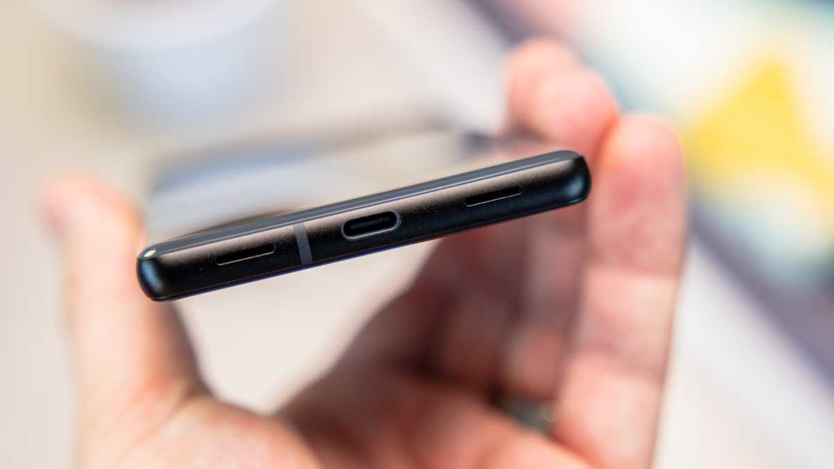 El borde inferior y el puerto USB-C en un Google Pixel 6a