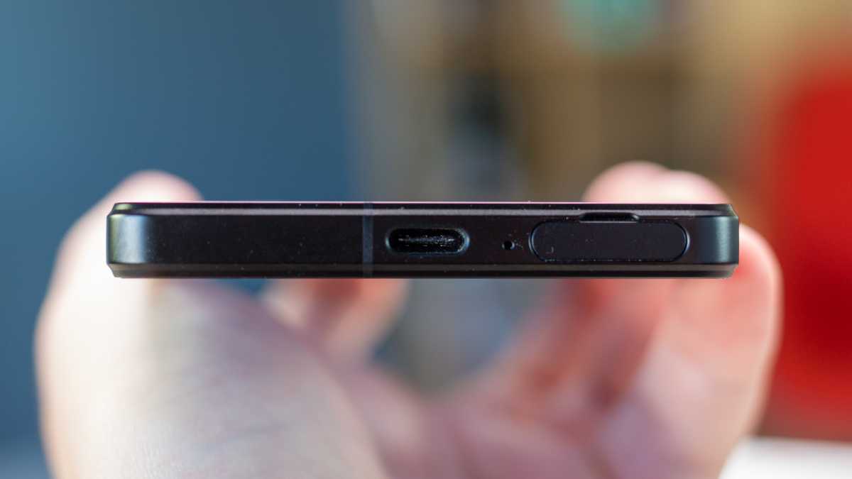 Sony Xperia 1 IV USB-C port