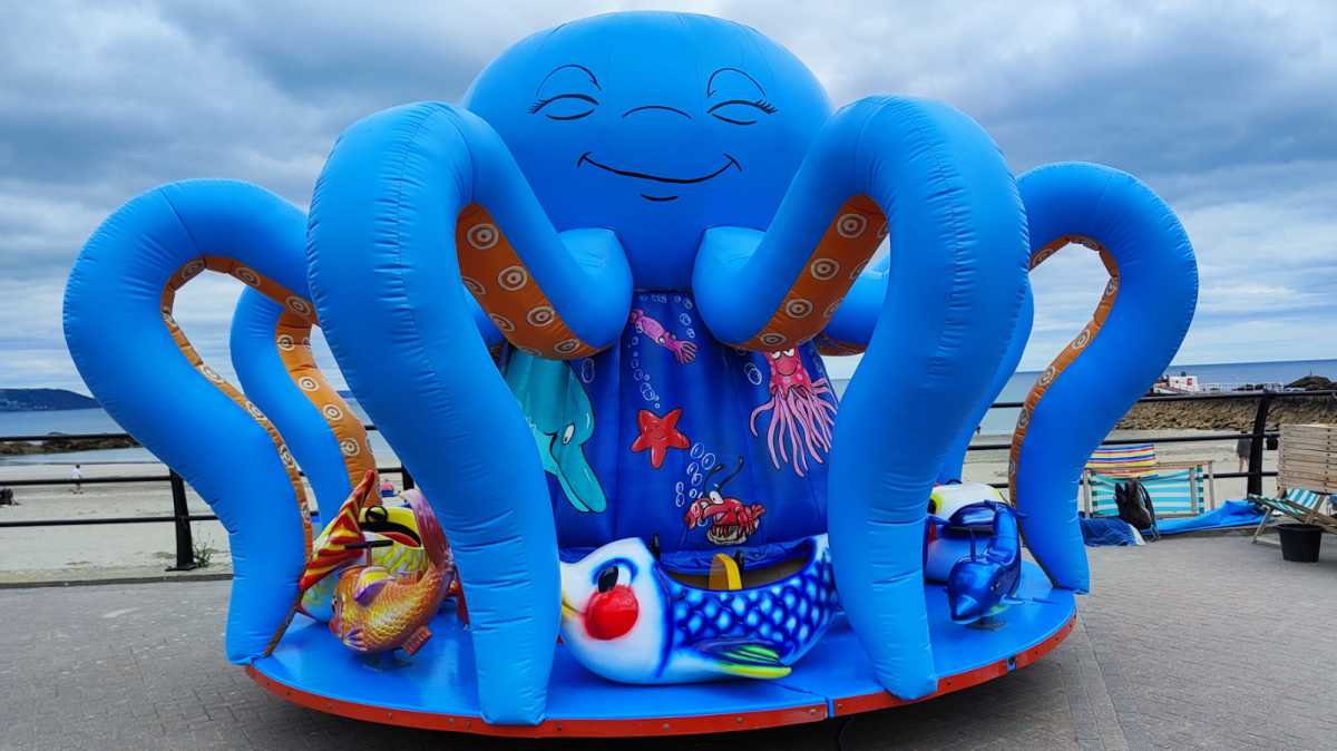 Picture of inflatable octopus taken by Xiaomi 12 Lite 