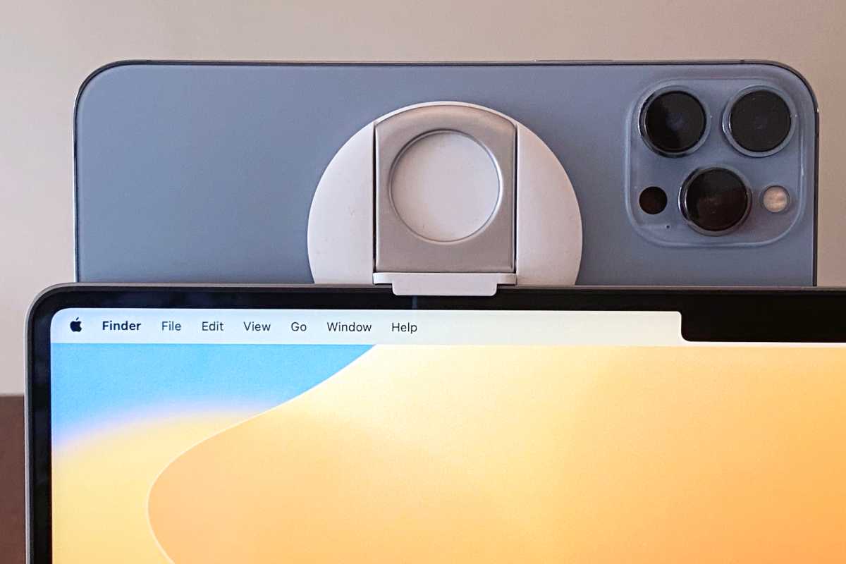 Bir iPhone'u ekranın üstünde tutmak için MagSafe kullanan Belkin'in MacBook için iPhone yuvasının bir prototipi.