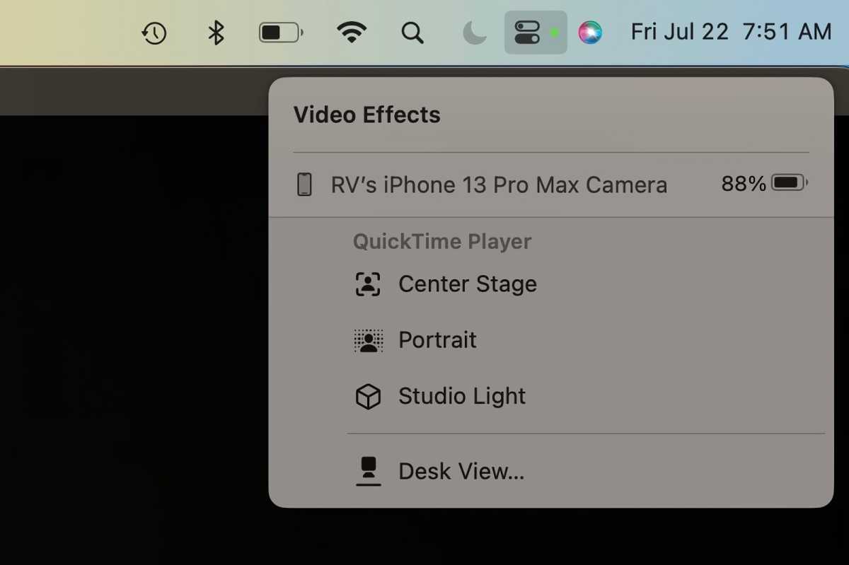 Kamera Continuity v macOS Ventura má čtyři videoefekty, které můžete aktivovat v Ovládacím centru: Center Stage, Portrait, Studio Light a Desk View.