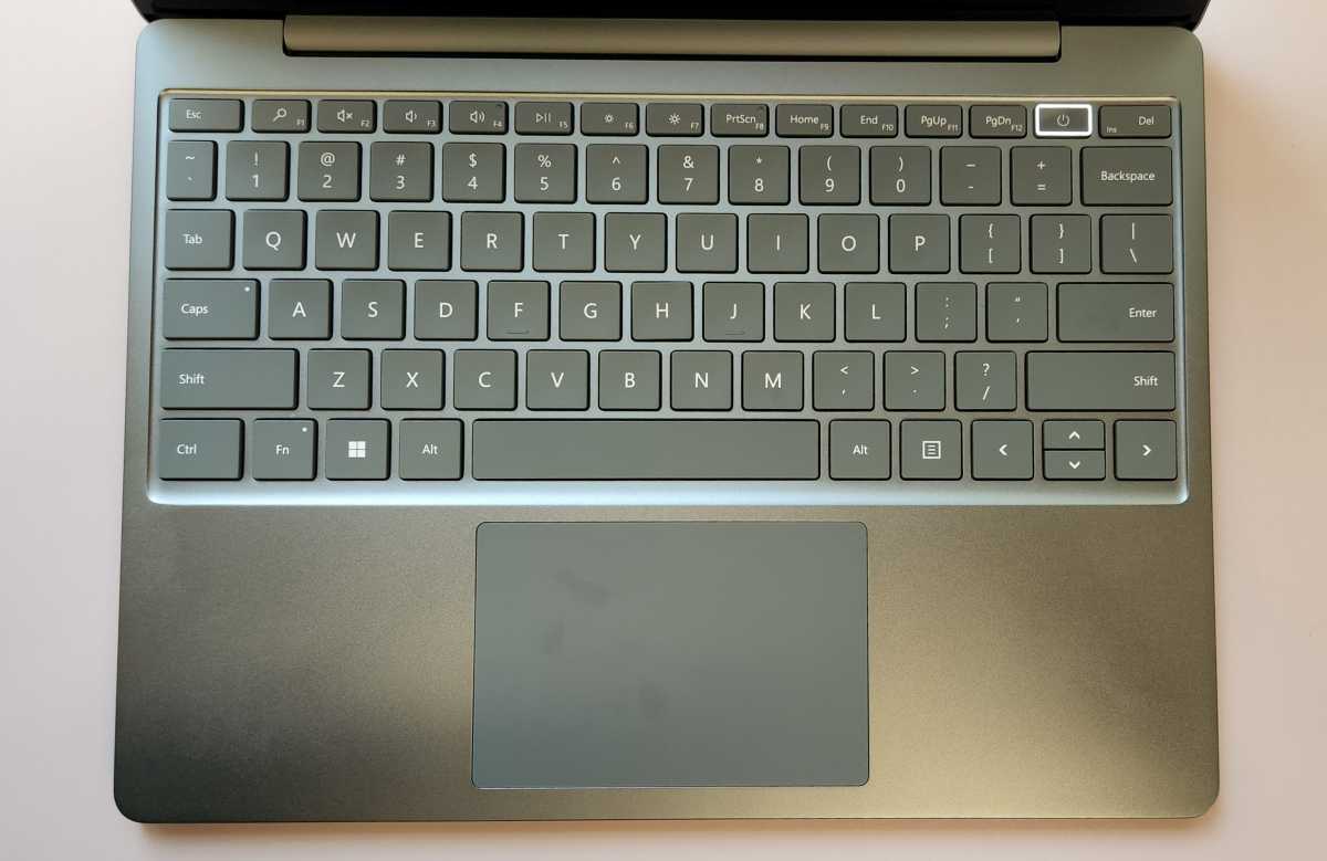 Microsoft Surface Laptop은 2 키보드로 이동합니다