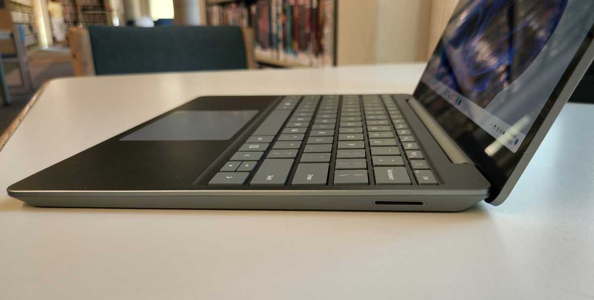 Microsoft Surface Laptop Go 2 po prawej stronie
