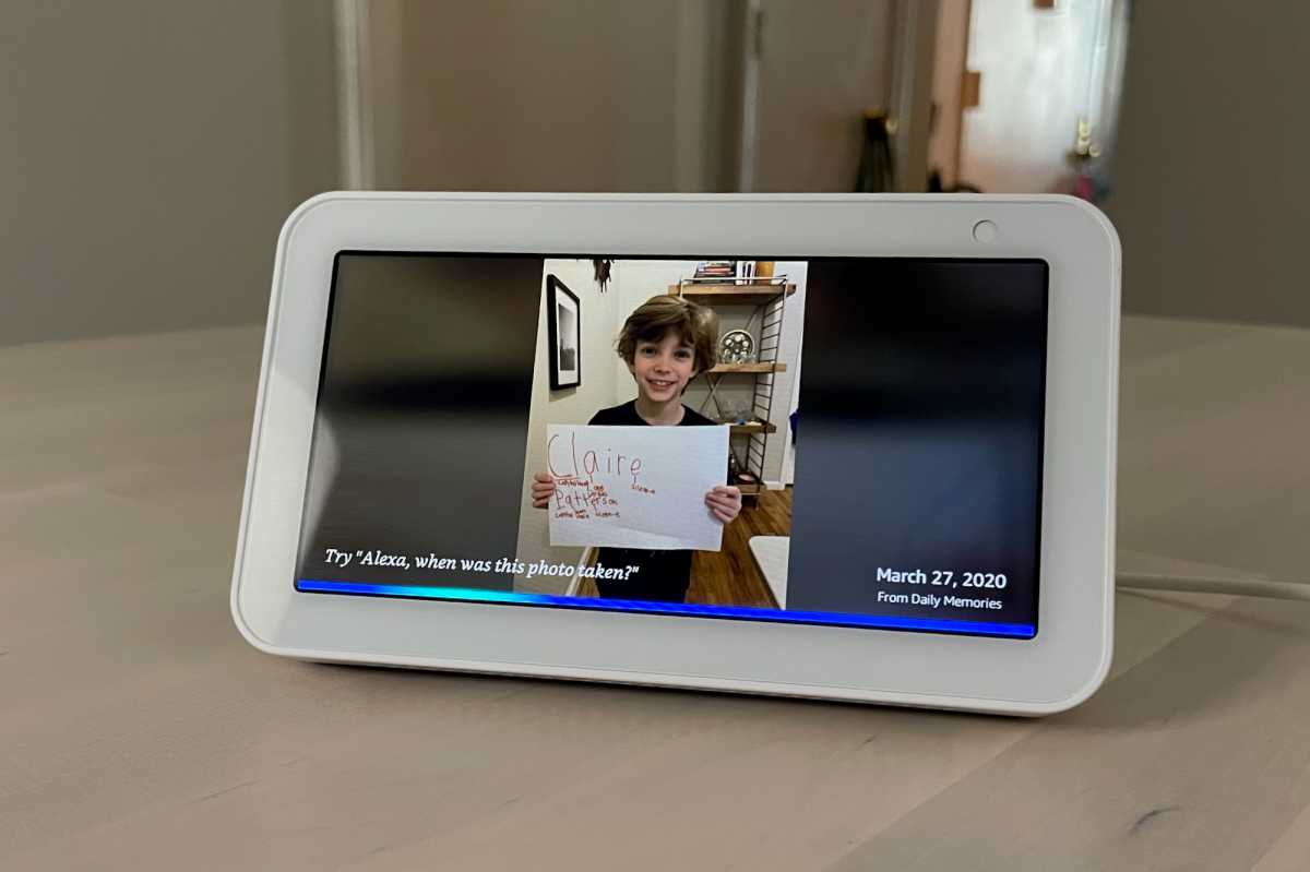 Amazon Echo Show con foto y Alexa Lightbar