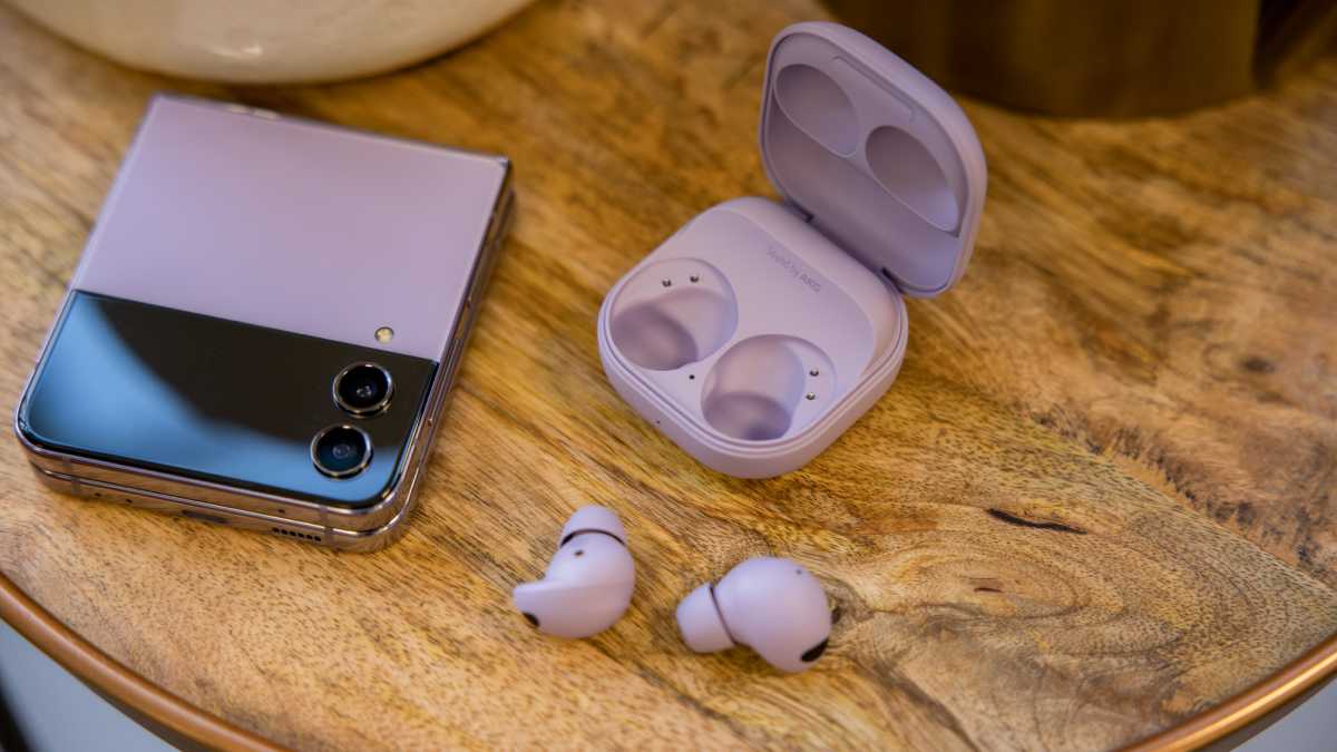 Galaxy Buds 2 Pro À Côté Du Flip 4