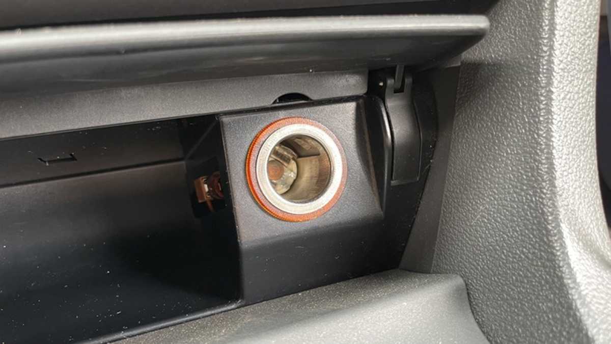 How to install a dash cam - accessory socket