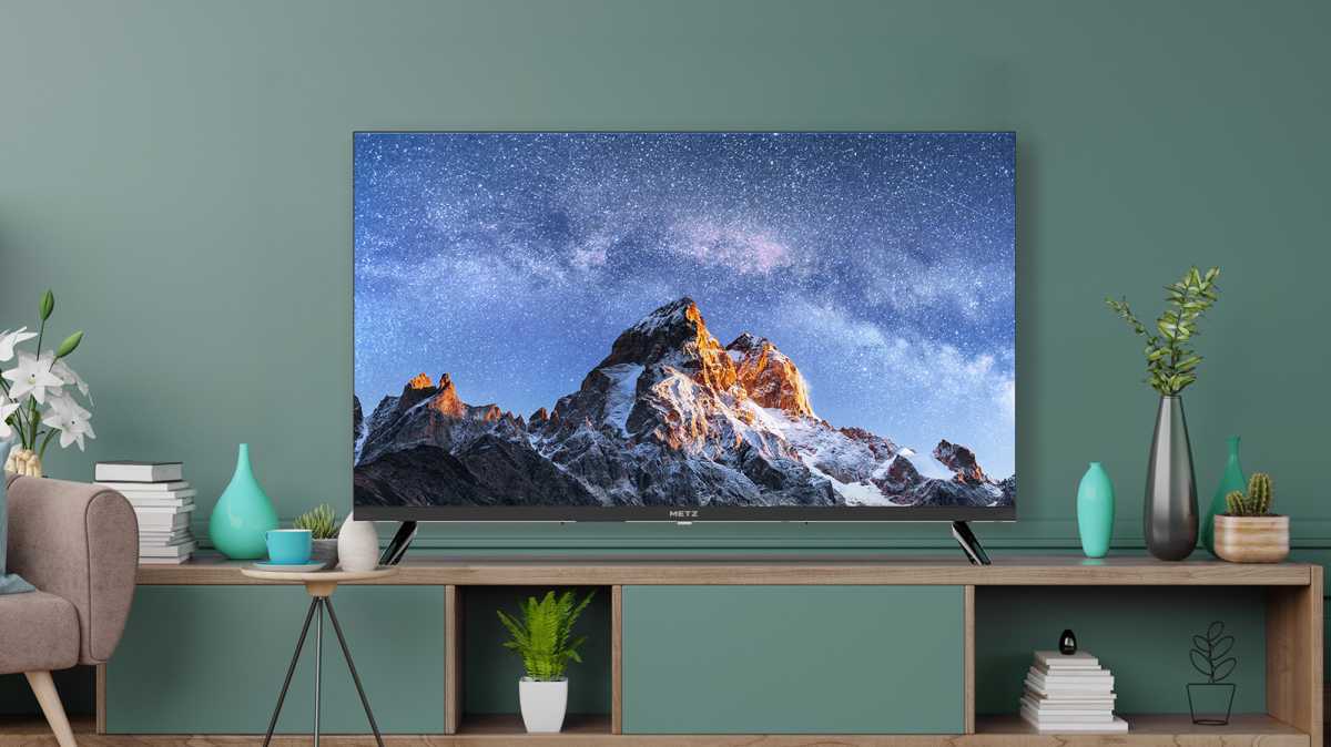 Metz TV in a living room on a green wall