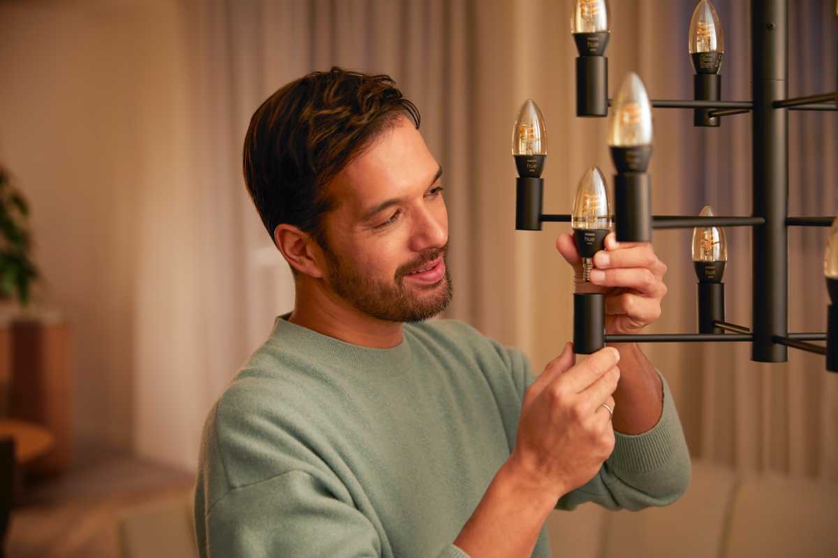 Philips Hue White ambience filament candle bulb