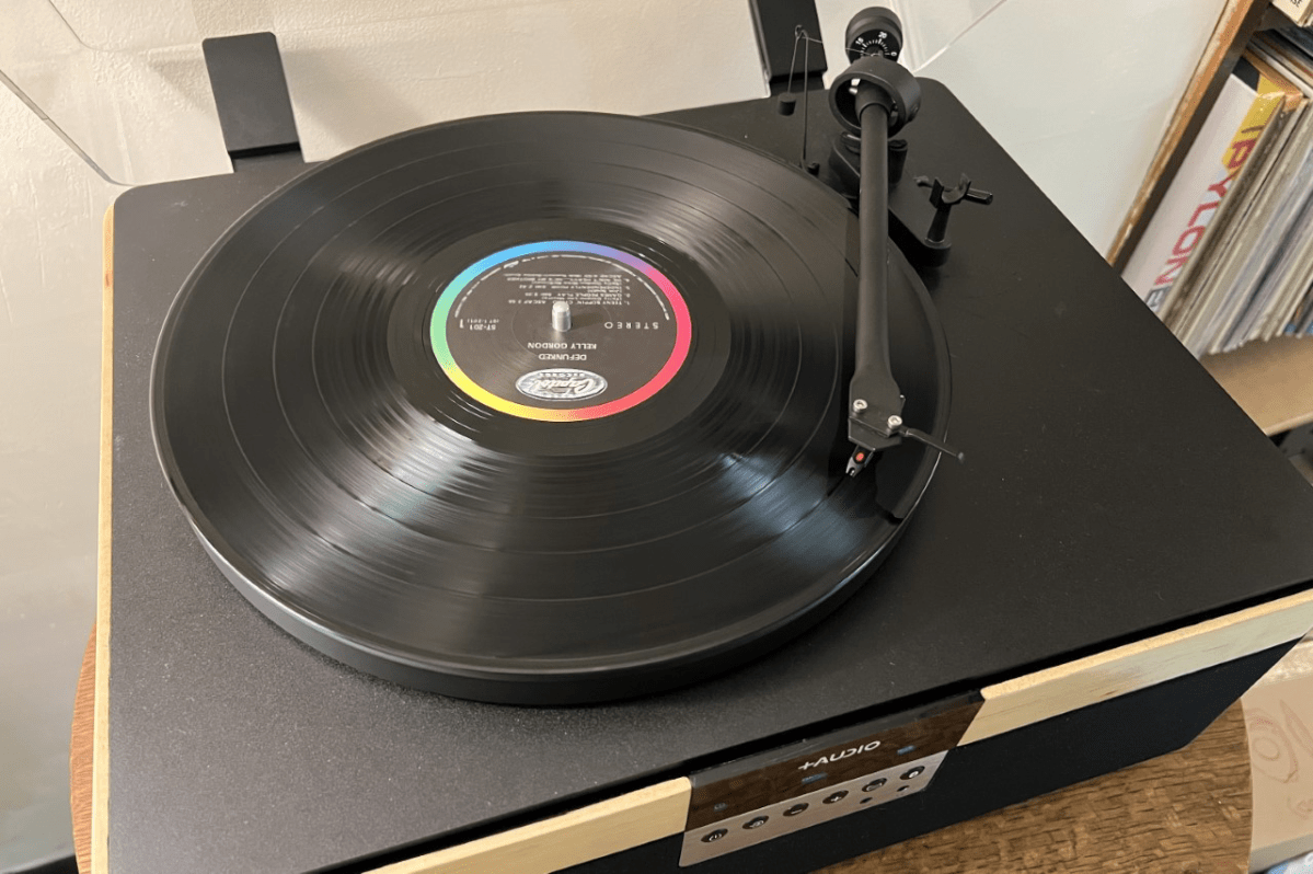 Plus Audio The+Record Player jouant un disque vinyle