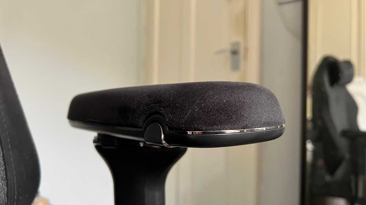 Side-on shot of the Secretlab PlushCell armrests
