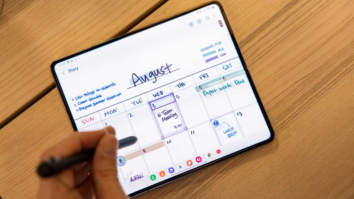 Galaxy Fold 4 using pen